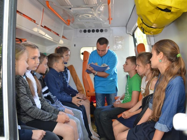В Николаеве в школе неизвестные распылили слезоточивый газ — около 400 человек эвакуировали  Подробнее читайте на Юж-Ньюз: http://xn----ktbex9eie.com.ua/archives/7185