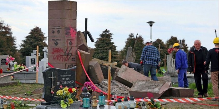 Снесенный мемориал УПА в Грушовичах может привести к новому витку «исторического» конфликта Подробнее читайте на Юж-Ньюз: http://xn----ktbex9eie.com.ua/archives/9924