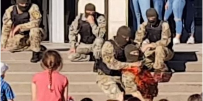 В Энергодаре на детском празднике спецназовцы показали, как резать горло. ВИДЕО Подробнее читайте на Юж-Ньюз: http://xn----ktbex9eie.com.ua/archives/9061