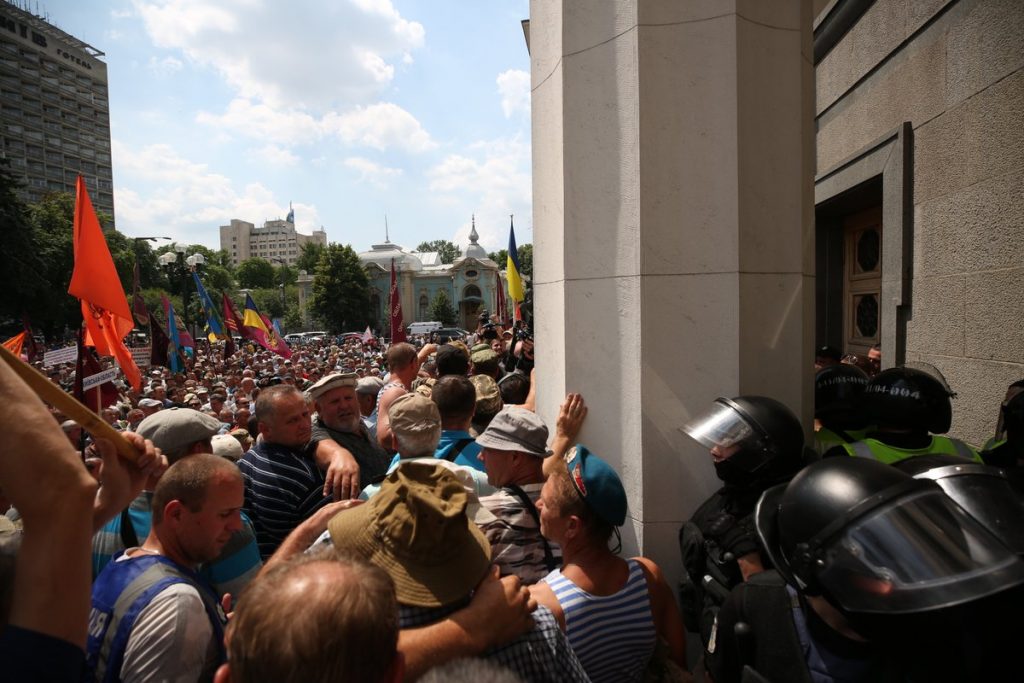 Журналисты показали, что происходит в парламенте во время акции протеста (ФОТО)  Подробнее читайте на Юж-Ньюз: https://xn----ktbex9eie.com.ua/archives/11173