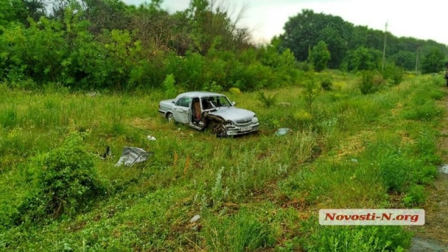 Под Южноукраинском легковушка врезалась в автоцистерну и слетела в кювет — пассажир в больнице. Фото.  Подробнее читайте на Юж-Ньюз: http://xn----ktbex9eie.com.ua/archives/9781