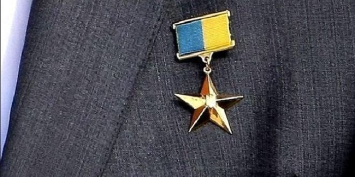 Луценко заявил, что звание Героя Украины следует отменить как дискредитированное Подробнее читайте на Юж-Ньюз: http://xn----ktbex9eie.com.ua/archives/16503