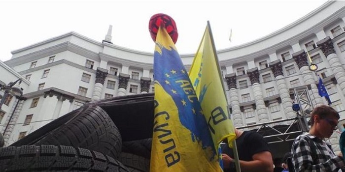 Владельцы авто на евробляхах начали пикет Кабмина. Видео Подробнее читайте на Юж-Ньюз: http://xn----ktbex9eie.com.ua/archives/22623