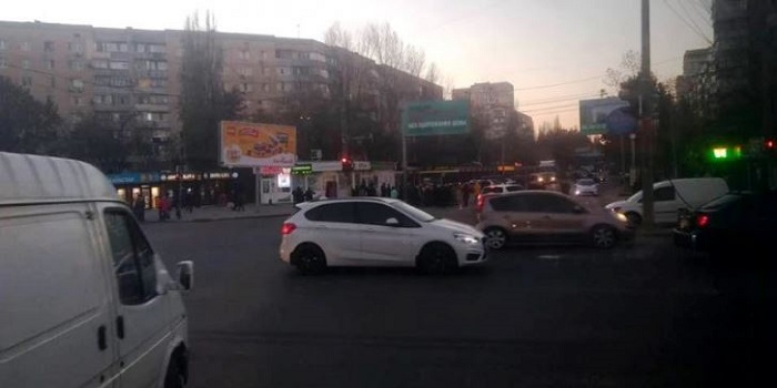 В Одессе горожане перекрыли дорогу из-за отсутствия отопления Подробнее читайте на Юж-Ньюз: http://xn----ktbex9eie.com.ua/archives/29339