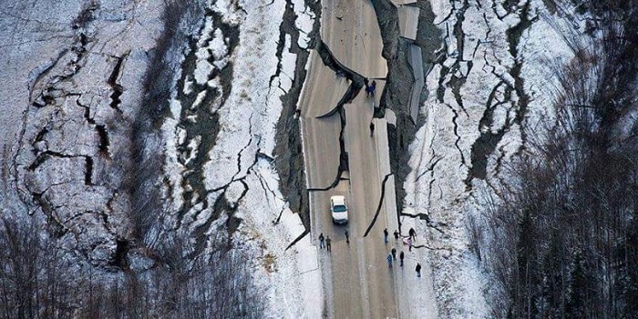 Аляска — землетрясение. Очевидцы выложили в сети фото и видео шокирующих последствий Подробнее читайте на Юж-Ньюз: http://xn----ktbex9eie.com.ua/archives/31582