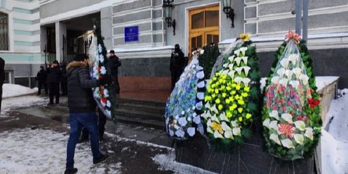Студенты Одесского национального медицинского университета принесли похоронные венки под здание Министерства здравоохранения Украины Подробнее читайте на Юж-Ньюз: http://xn----ktbex9eie.com.ua/archives/37174