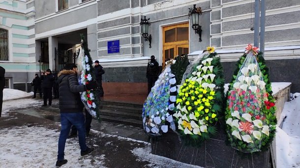 Студенты Одесского национального медицинского университета принесли похоронные венки под здание Министерства здравоохранения Украины  Подробнее читайте на Юж-Ньюз: https://xn----ktbex9eie.com.ua/archives/37174