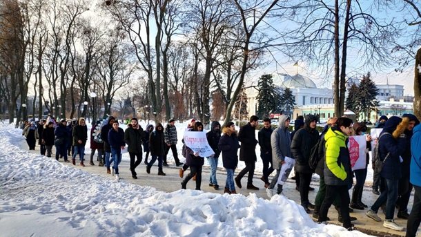 Студенты Одесского национального медицинского университета принесли похоронные венки под здание Министерства здравоохранения Украины  Подробнее читайте на Юж-Ньюз: https://xn----ktbex9eie.com.ua/archives/37174