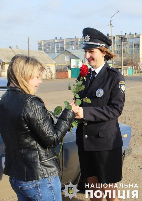На Николаевщине полицейские дарили розы женщинам-водителям. ФОТО  Подробнее читайте на Юж-Ньюз: https://xn----ktbex9eie.com.ua/archives/43419
