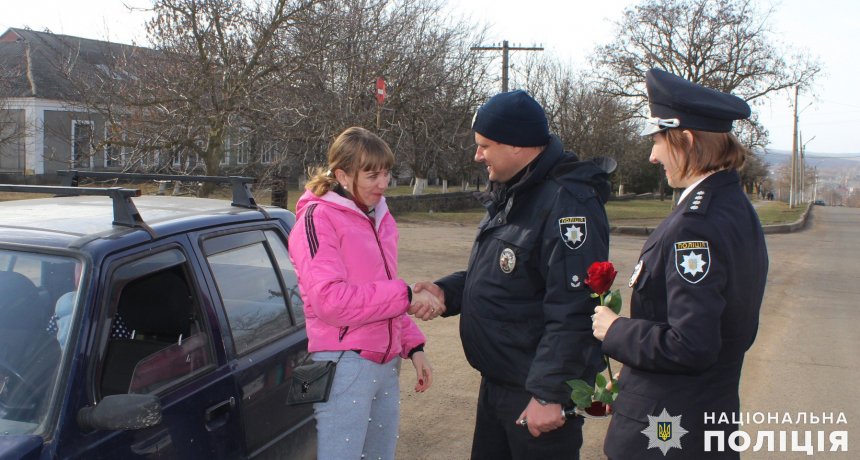 На Николаевщине полицейские дарили розы женщинам-водителям. ФОТО  Подробнее читайте на Юж-Ньюз: https://xn----ktbex9eie.com.ua/archives/43419