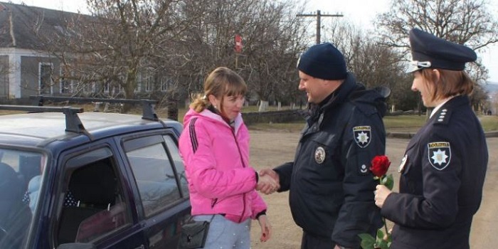 На Николаевщине полицейские дарили розы женщинам-водителям. ФОТО Подробнее читайте на Юж-Ньюз: http://xn----ktbex9eie.com.ua/archives/43419