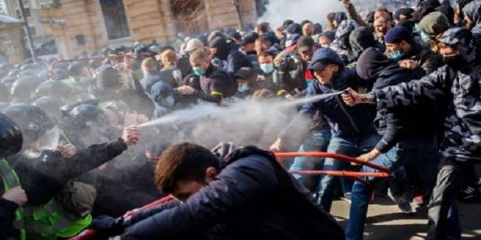На Банковой во время акции «Нацкорпуса» произошли столкновения с полицией (видео) Подробнее читайте на Юж-Ньюз: http://xn----ktbex9eie.com.ua/archives/43542