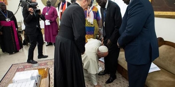 Папа Римский поцеловал ноги лидерам Южного Судана, чтобы те сохранили мир в стране. Подробнее читайте на Юж-Ньюз: http://xn----ktbex9eie.com.ua/archives/47818