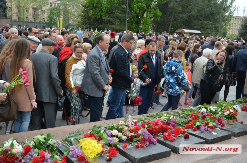 9 мая: николаевцы возложили цветы к памятнику ольшанцам. Фото.  Подробнее читайте на Юж-Ньюз: https://xn----ktbex9eie.com.ua/archives/50472
