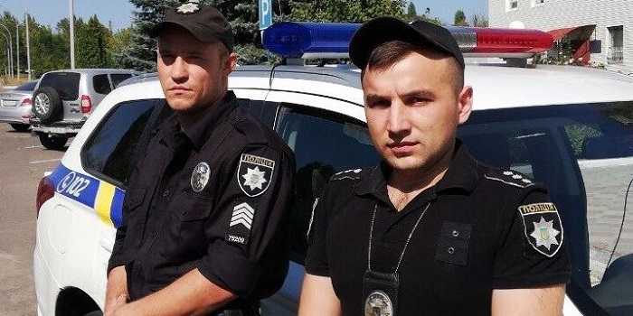 В Южноукраинске рецидивист пытался выбросить заложницу с балкона и ударил ножом полицейского Подробнее читайте на Юж-Ньюз: http://xn----ktbex9eie.com.ua/archives/61430