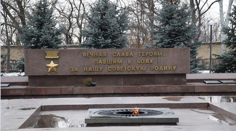 Украина, вандализм, можно всё: в Николаеве в Вечный огонь плевали, а после грели булку и ноги Подробнее читайте на Юж-Ньюз: http://xn----ktbex9eie.com.ua/archives/67980