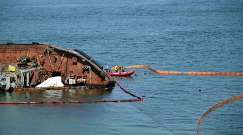 В Одессе провалилась попытка поднять танкер Delfi
