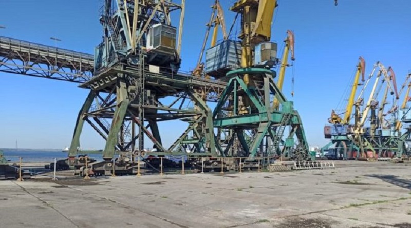 В Николаевском порту лежали тысячи тонн селитры. Их убрали
