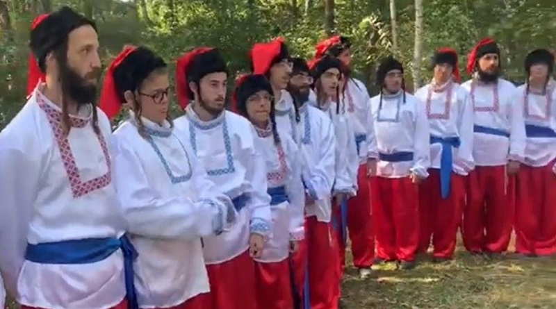 Хасиды в украинских костюмах спели гимн Украины. ВИДЕО