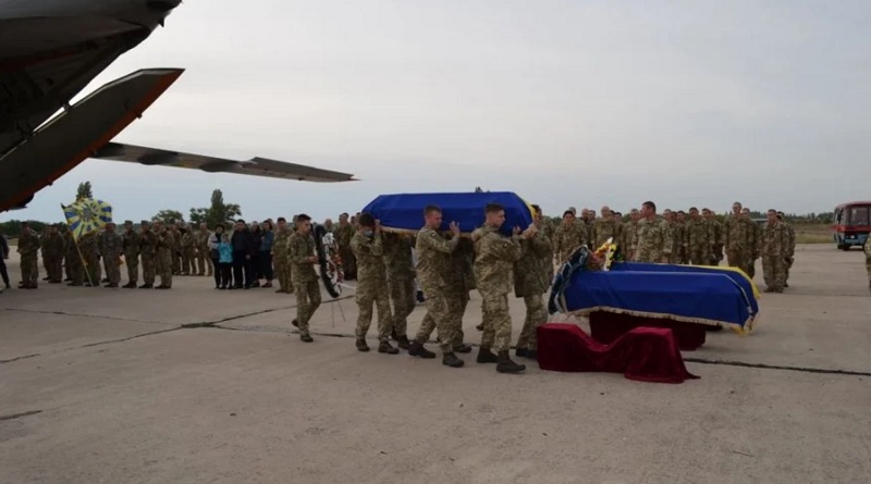 В Николаев прибыл самолет с погибшими в авиакатастрофе курсантами