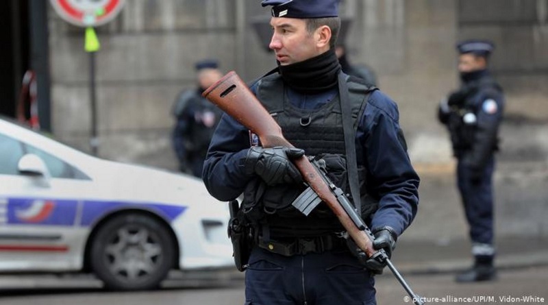 Франция вышлет более 200 человек после убийства учителя под Парижем