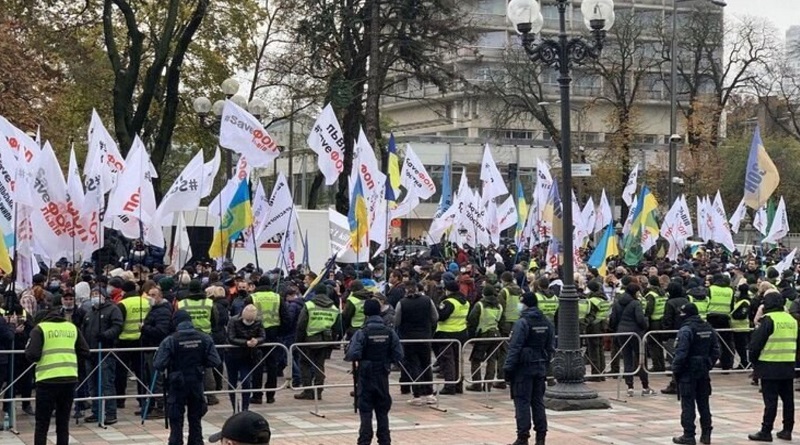В Киеве под Радой митингуют ФОПы и «евробляхеры»