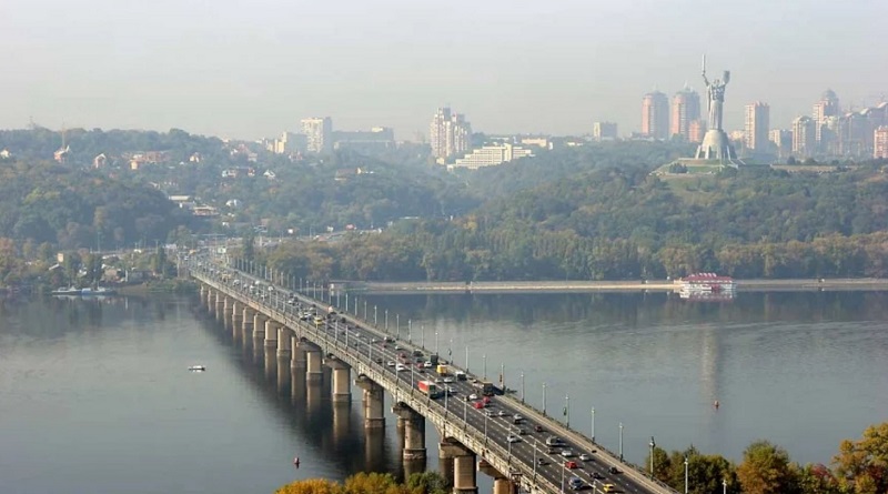 В Киеве «заминировали» мост Патона