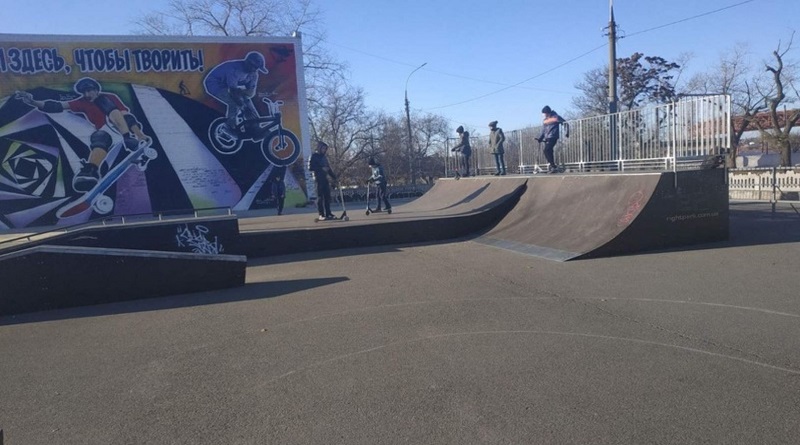 В николаевском скейт-парке несколько раз выстрелили в спину подростку. ВИДЕО