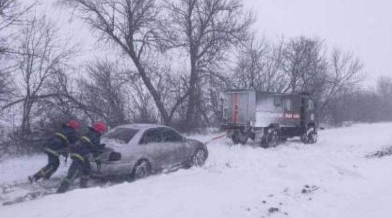 Пробки из сотни грузовиков и снежные заносы: на Николаевщине продолжается непогода