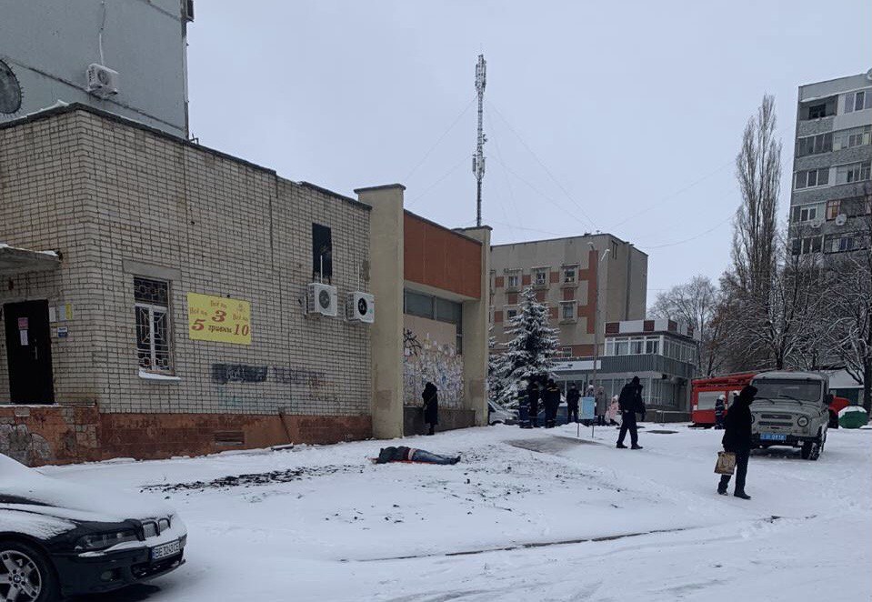 В Южноукраинске погиб мужчина: прыгнул с крыши дома (фото 18+)