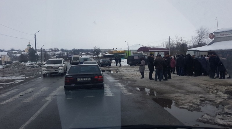 Жители села в Николаевской области перекрыли трассу