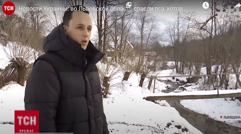 В селе под Львовом парень спас щенка, которого бросили в мешке в реку. Видео