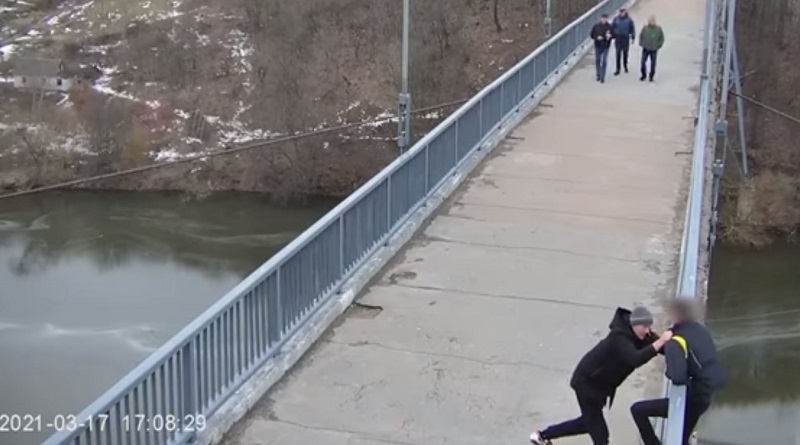 В Житомире прохожие спасли мужчину, который пытался прыгнуть с моста. ВИДЕО