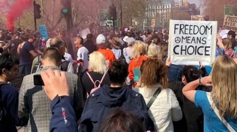 "Свобода - это выбор", "Сними маску": Лондон вышел на протест против карантина