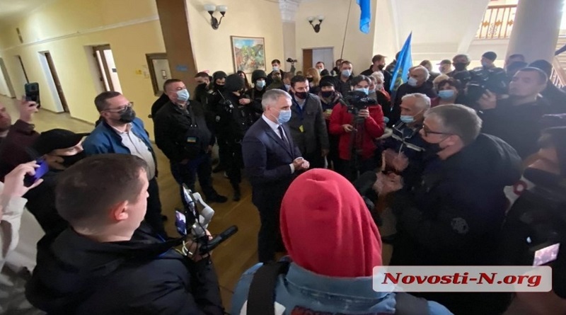 Протест предпринимателей в Николаеве: митингующие ворвались в горсовет и нашли Сенкевича. ВИДЕО