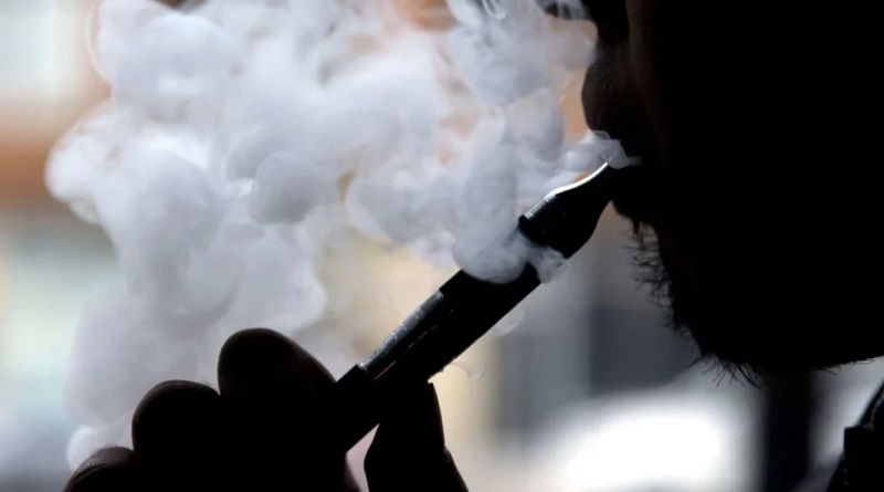 В Раде предложили штрафовать украинцев за электронные сигареты в общественных местах
