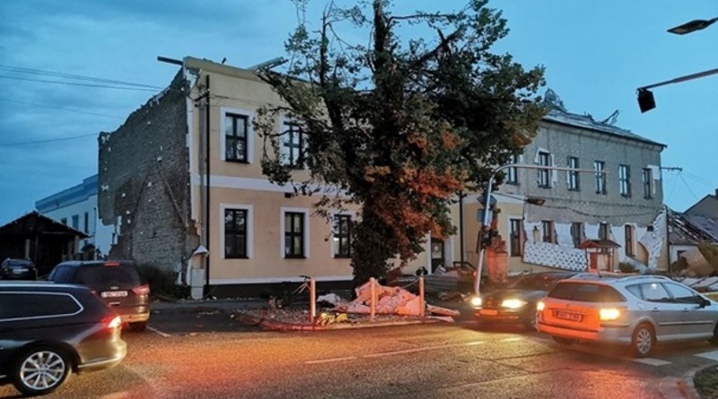 Торнадо в Чехии разрушил дома: пострадали 150 человек, в том числе дети (видео)
