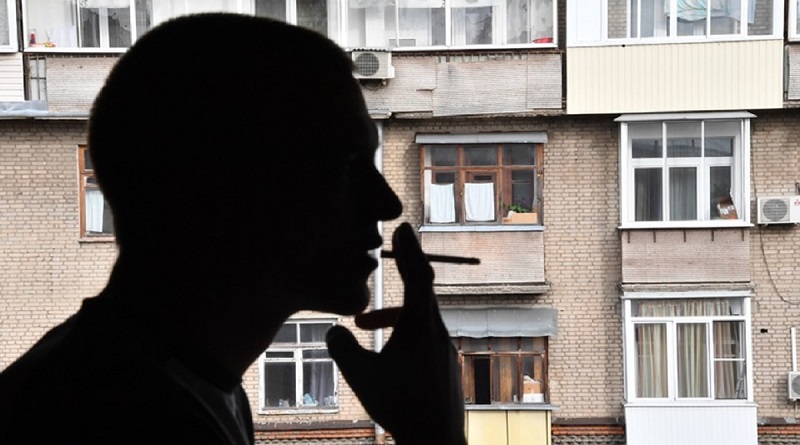Как можно оштрафовать соседа, который курит на балконе: ответ юриста