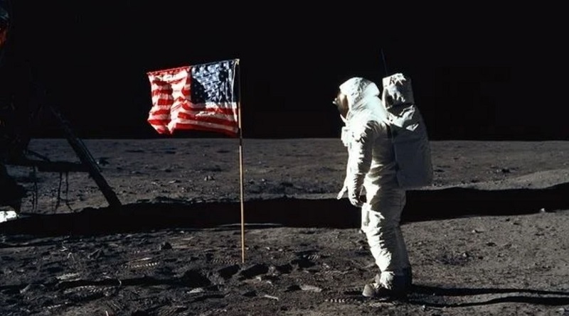 На видео NASA увидели призрачного астронавта миссии "Аполлон-11". Видео