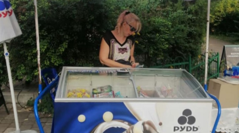 В Киеве продавец мороженого избил покупателя из-за языка: полиция вызовы игнорировала