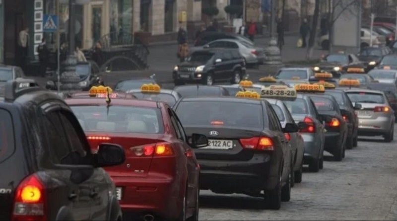 Службы такси объявили о повышении стоимости перевозок. Прайсы Uber.