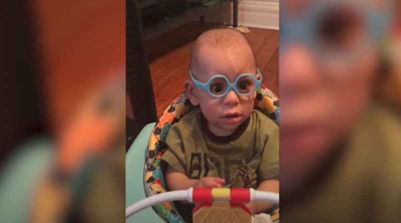 «Эта реакция бесценна»: малыш впервые смог увидеть своих родителей благодаря специальным очкам. ВИДЕО