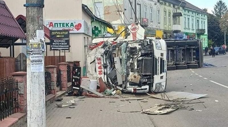 Во Львовской области грузовик въехал в магазин: четверо погибших