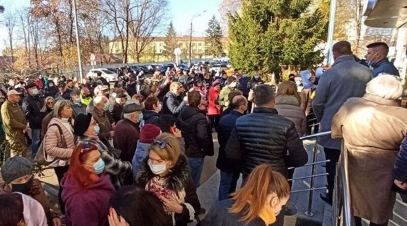 Жители Житомира выбили двери и прорвались в «Житомиргаз» из-за повышения тарифов. Видео
