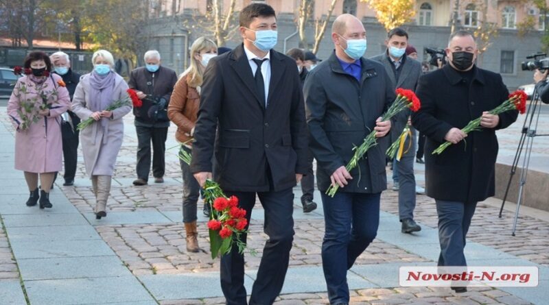 Годовщина освобождения Украины: в Николаеве возложили цветы к мемориалу ольшанцам