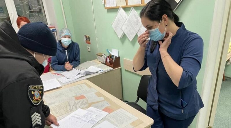 В Николаевской «инфекционке» родственники пациентки выбили двери, требуя кислород