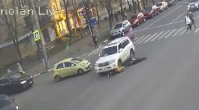 В Харькове внедорожник поехал на «красный» и сбил группу детей на пешеходном переходе (видео 18+)