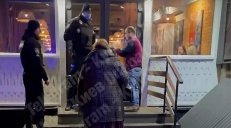 В Киеве пьяные грузины нанесли ножевые ранения трем заступившимся за женщин мужчинам. Видео.