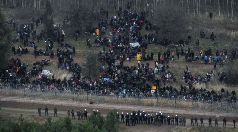 Мигранты с криками прорвались через границу в Польшу
