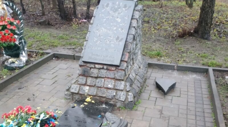В Первомайске неизвестные разгромили памятник Небесной сотне